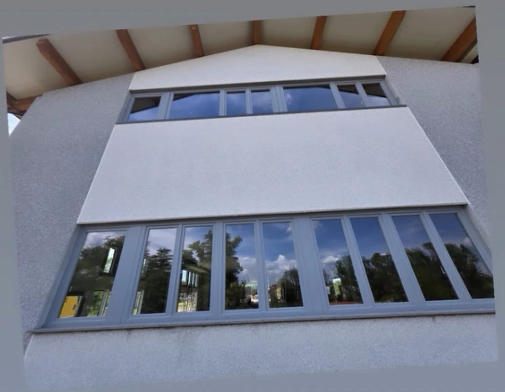 Finestre grigie installate sulla facciata di un edificio